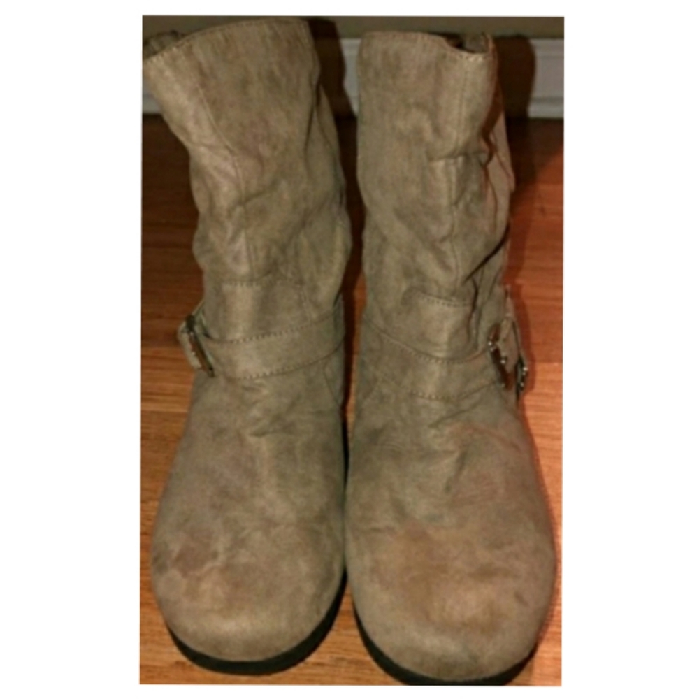 BOOTS - Picture 3 of 7